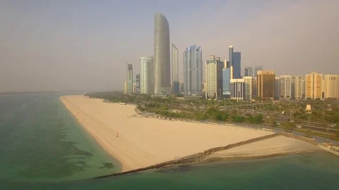 Aerial view. Abu Dhabi cityscape from Corniche Beach. 4K Vidéo 80205371