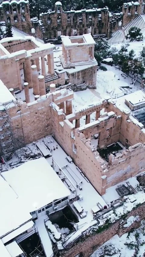 Aerial view of the Acropolis covered in snow with restoration work in progres Vídeos de archivo 335085165