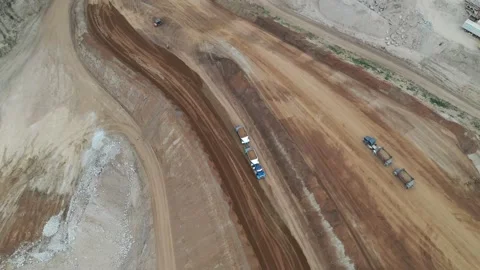 Aerial view from afar Bottom Dump Trailer (aka Belly Dump or Clam Dump) Vídeo Stock 153808496