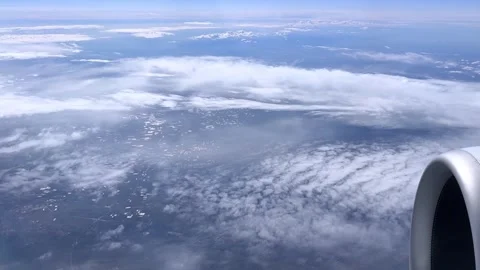 Aerial view from airplane window, high-altitude footage of flight journey Vídeos de archivo 330315331