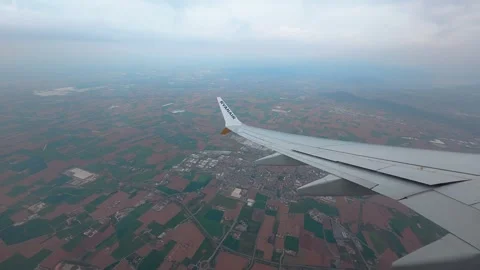 Aerial View from Airplane Window over Patchwork Farmland under Cloudy Sky Video stock 334844422