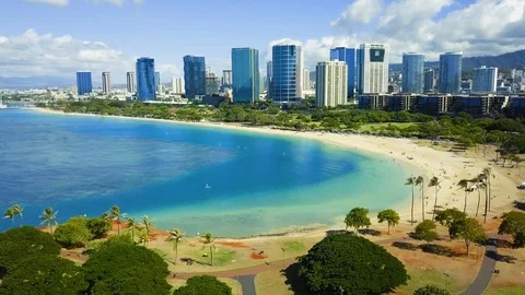 Aerial View: Ala Moana Beach Park near Magic Island Lagoon in Waikiki. Vidéo 95976216