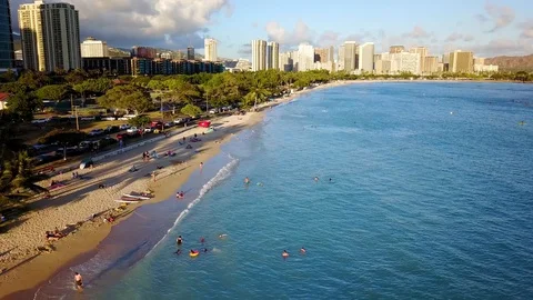 Aerial View: Ala Moana Beach Park near Magic Island Lagoon in Waikiki. Vidéo 95976643