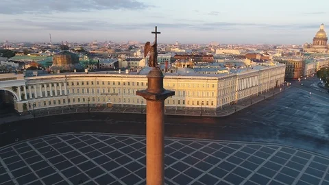 Aerial view on Alexander column and Palace Square in Saint-Petersburg in Russia. 库存影片 89155886