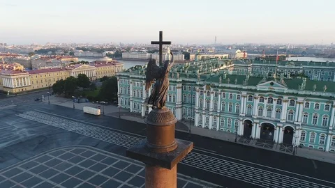 Aerial view on Alexander column and Palace Square in Saint-Petersburg in Russia. 库存影片 89225654