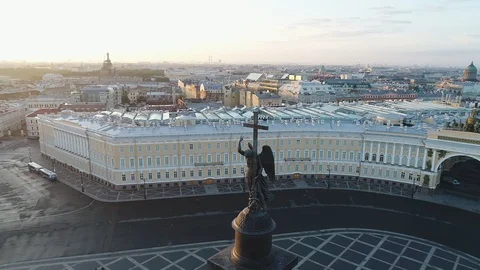 Aerial view on Alexander column and Palace Square in Saint-Petersburg in Russia. 库存影片 89313684