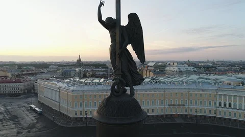 Aerial view on Alexander column and Palace Square in Saint-Petersburg in Russia. 库存影片 100024499