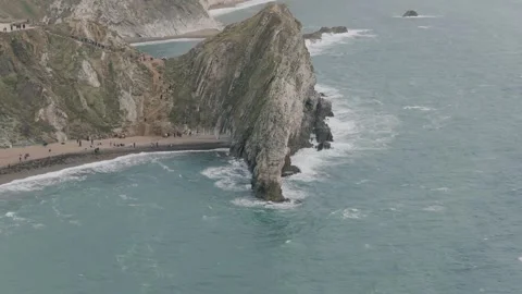 Aerial view along dramatic white chalk cliffs and grassy headlands on the 動画素材 346737996