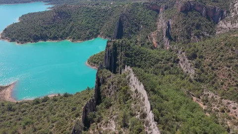 Aerial view along a limestone wall above turquoise water 스톡 동영상 343325968