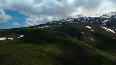 Aerial View of Alpine Mountains and Green Valleys 스톡 동영상 337099421