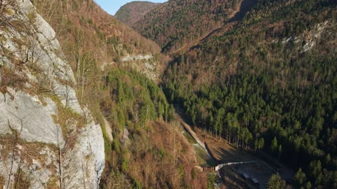 Aerial view of alpine valley and mountains revealed behind limestone cliff Vídeos de archivo 333208061