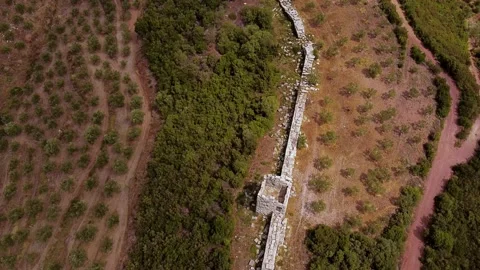 Aerial view of Ancient Messini wall ruins Video stock 195551572
