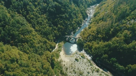 Aerial view of An ancient stone bridge called Devil's bridge Ardino Bulgaria Vídeo Stock 139682846
