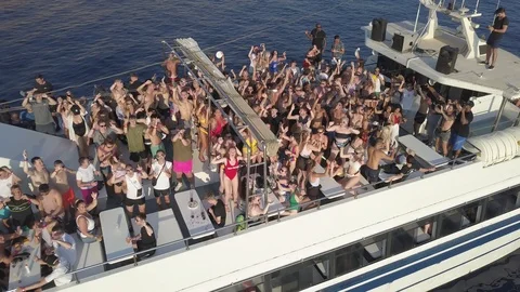 Aerial view and drone fly away from booze cruise party boat 스톡 동영상 101716000