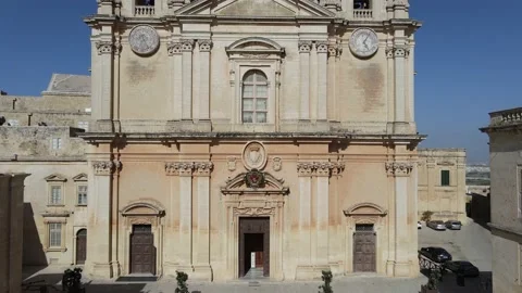 Aerial view and raw footage of St.Pauls Cathedral. Vídeos de archivo 135721253