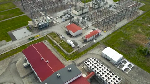 Aerial view of anHigh Voltage Electrical Substation Distributing Power Vídeo Stock 335633912