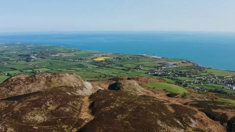 Aerial View of Annaloughan Loop Walk and Gyles Quay Coastline on a Sunny Day 動画素材 334823891