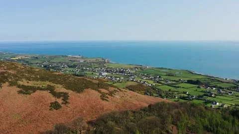 Aerial View of Annaloughan Loop Walk and Gyles Quay Coastline on a Sunny Day 動画素材 334823896