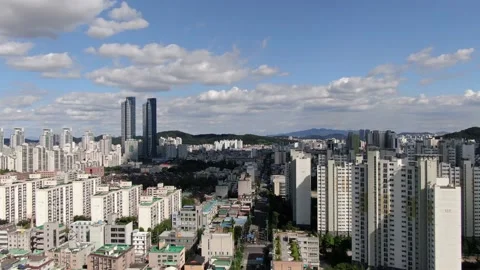 Aerial view of apartment complex building in Sang-dong, Bucheon-si, Gyeonggi Vídeo Stock 139875030