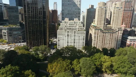 Aerial view approaching the 15 Central park west building, in sunny New Vídeos de archivo 255402163