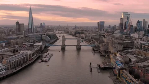 Aerial view approaching the Shard, Tower Bridge, Walkie Talkie and the Vidéo 170519755