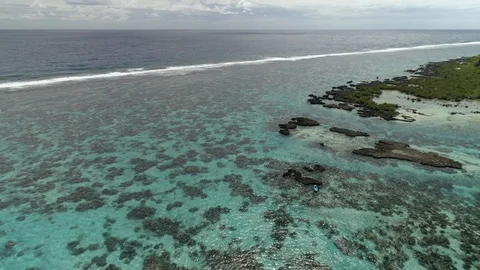 Aerial view approching from kayaker in Polynesia Video stock 92066353