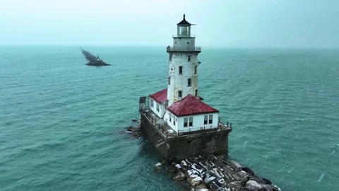 Aerial view around lighthouse over Lake Michigan in Chicago on snowy winter day Video stock 231164988