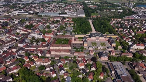 Aerial view around the old town and palace of the city  Bruchsal Vidéo 336280565