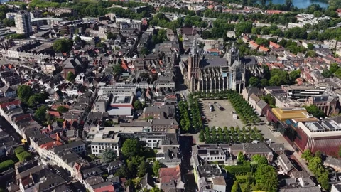 Aerial view around the old town of the city 's-Hertogenbosch in the netherlands  Vídeo Stock 336864346