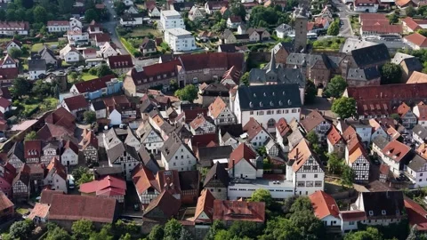 Aerial view around the old town of the city Steinau an der Straße Vidéo 341033958