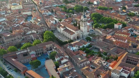 Aerial view around the old town of the city Alcala De Henares Vidéo 341441708