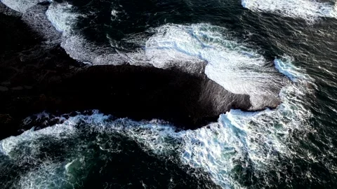 Aerial view Atlantic ocean waves crashing on rocky coast. Video 4K 库存影片 323925322
