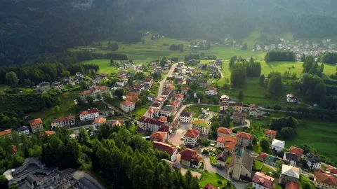Aerial view of authentic town far in the mountains of Italy. Wonderful nature of Vidéo 195693658