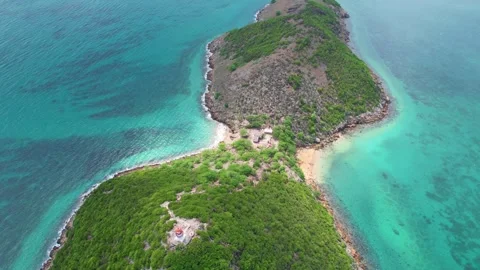 Aerial view backwards with the camera revealing the ilheu das cabras with São 動画素材 331755996