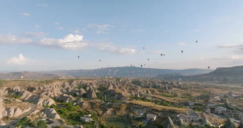 Aerial View of Balloons Dancing Over Göreme Cappadocia, Turkiye Stockbeeldmateriaal 252000163