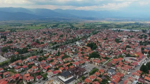 Aerial view of Bansko town with red roofs and mountains in Bulgaria Vídeo Stock 343645133