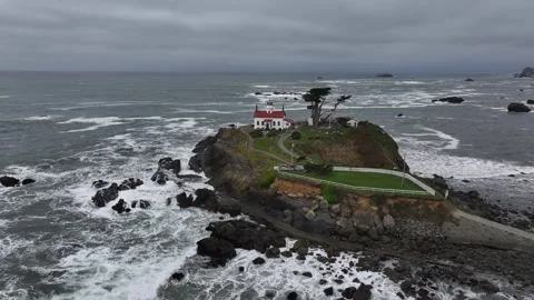 Aerial view of Battery Point Lighthouse in Crescent city California， USA Vidéo 334359881