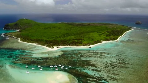 Aerial view on a bay with catamarans between Flat and Gabriel islands Video stock 170067502