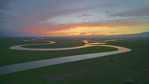 Aerial View of Bayanbulak Nine Bends at Sunset Twilight Vidéo 343133602