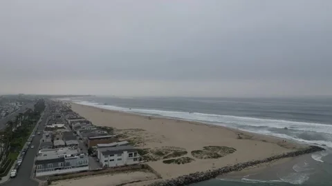 Aerial View of Beach Front Homes in newport beach california on a cloudy day  Vídeo Stock 246408897