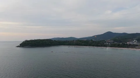 Aerial view of beach with parasailing activity and distant shoreline at sunset Vídeos de archivo 342331319