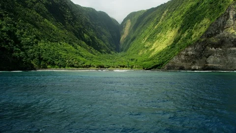 Aerial view of beach rock cliffs waterfalls Hawaii Vídeos de archivo 91519516