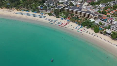 Aerial view of beach with umbrellas, clear water, and coastal buildings Vídeos de archivo 342312974