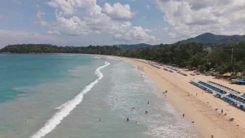 Aerial view of beach with waves, sunbathers, and umbrellas in Thailand 库存影片 342333046