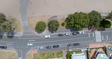 Aerial view of beachside intersection. ST HELIERS, AUCKLAND, NEW ZEALAND 스톡 동영상 303213683