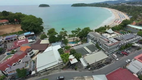 Aerial view of beachside resort, ocean waves, and lush green landscape Vídeos de archivo 342333502