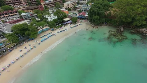 Aerial view of beachside resort with turquoise water and sandy shore Видео 337419290