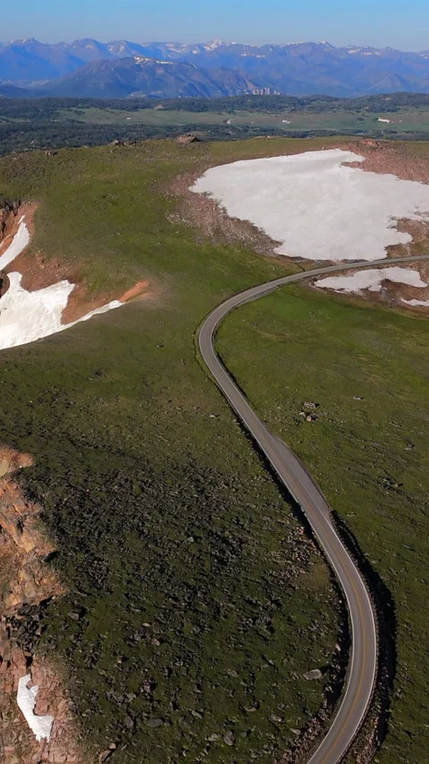 Aerial View of Beartooth Highway Winding Through Alpine Meadows in Montana USA. Vidéo 338257778