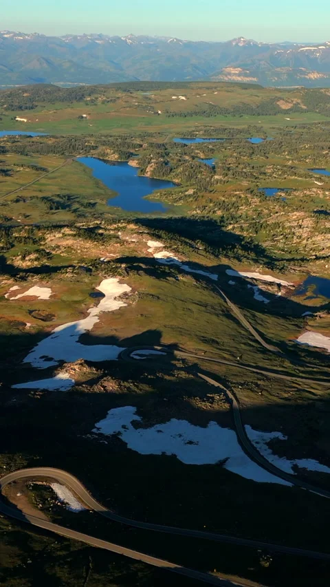 Aerial View of Beartooth Highway Winding Through Montana USA Mountain Landscape. Vídeo Stock 342587700