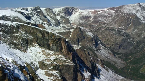 Aerial view of the Beartooth Mountain range in Montana  Vídeo Stock 265935036